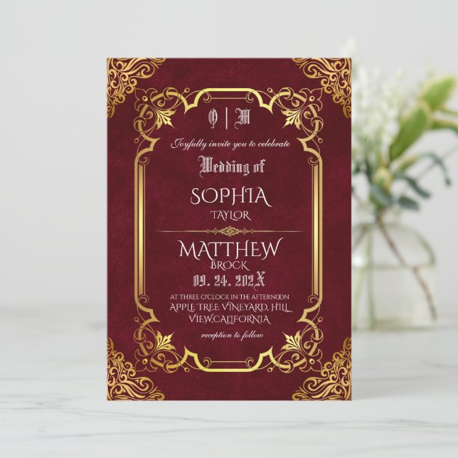 Medieval Burgundy Royal Gold Wedding Einladung (Stehend Vorderseite)