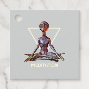 Meditation. Alien in ruhiger Pose Geschenkanhänger