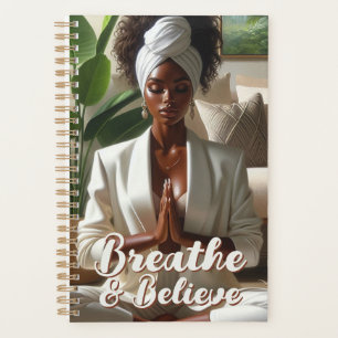 Méditation de la prière de la femme afro-américain