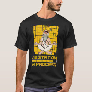 Meditation im Prozess Guru Hinduismus Yoga Pose Bä T-Shirt