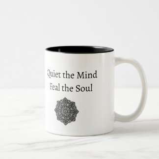 Meditieren, um den Geist zu beruhigen Zweifarbige Tasse