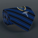 Medizinisches Berufliches Mit Monogramm Blau Krawatte<br><div class="desc">Eine blau gestreifte personalisierte Krawatte,  die auf Ärzte zugeschnitten ist,  mit dem Monogramm Ihres Empfängers oder Ihres Empfängers in einem Imitat Goldkranz.</div>