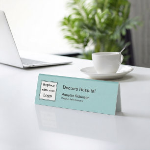 Medizinisches Krankenhaus-Logo-Mitarbeiter-Schreib Tischaufsteller