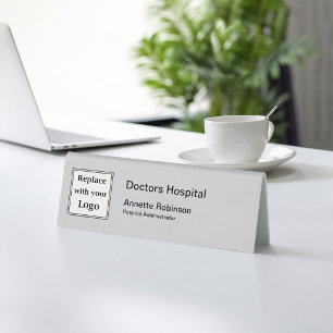 Medizinisches Krankenhaus-Logo-Mitarbeiter-Schreib Tischaufsteller