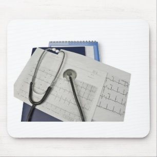 medizinisches Stethoskop auf Lesungen des Mousepad