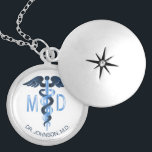 Medizinisches Symbol Caduceus - Personalisiert Medaillon<br><div class="desc">Personalisiertes medizinisches Symbol Caduceus Necklace für Sie bereit, um zu personalisieren. ✔ Hinweis: Nicht alle Vorlagenbereiche müssen geändert werden. 📌 Wenn Sie weitere Anpassungen benötigen, klicken Sie bitte auf den Button "Weitere Anpassungen vornehmen" oder "Design anpassen oder bearbeiten" und verwenden Sie unser Designwerkzeug, um die Größe, den Rotation, die Textfarbe,...</div>