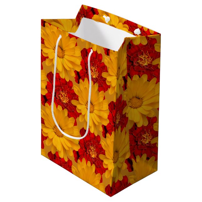 Medley of Red and Yellow Marigold Blume Mittlere Geschenktüte (Vorderseite Schrägansicht)