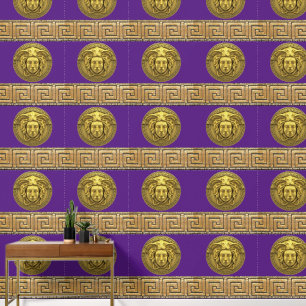 Medusa und griechischer Schlüssel in Gold auf kais Tapete