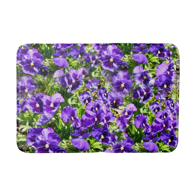 Meer der Stille: Das wunderschöne Lila Pansy-Feld Badematte (Vorderseite)