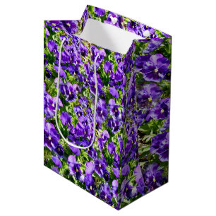 Meer der Stille: Das wunderschöne Lila Pansy-Feld Mittlere Geschenktüte