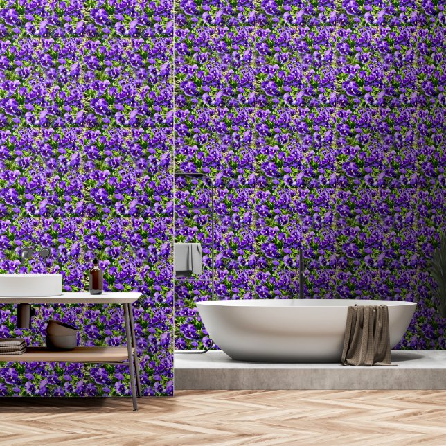 Meer der Stille: Das wunderschöne Lila Pansy-Feld Tapete (Badezimmer)