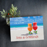 Meer in Grüße Zwei Getränke in Sand einfach Feiertagskarte<br><div class="desc">Seas und Grüße tropischen Strand Weihnachtsgrüße Karte. In diesem Design sitzen frostige Cocktails an einem Sandstrand. Schicken Sie aus einem warmen Klima. Stellen Sie sich Ihre Wünsche ein.</div>