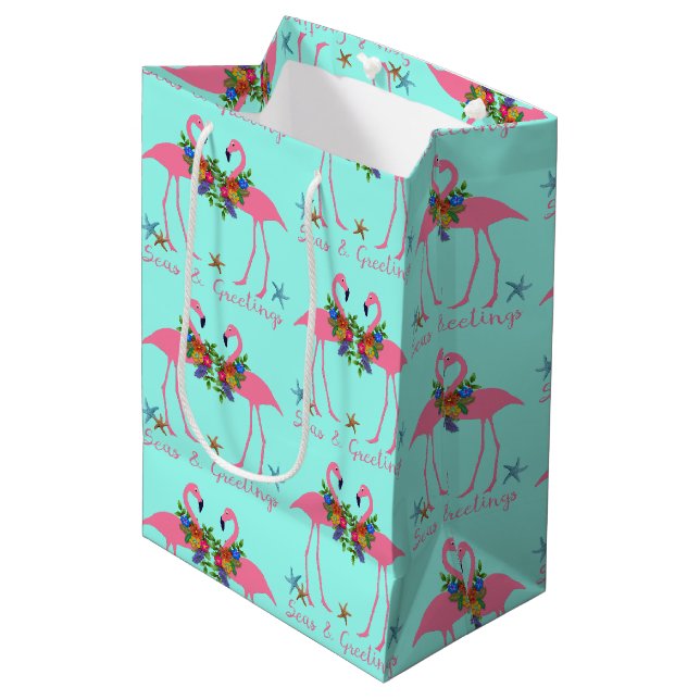 Meer und Grüße Flamingos Türkis Weihnachten Mittlere Geschenktüte (Vorderseite Schrägansicht)