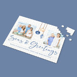 Meer und Grüße Küstenwald Holiday Foto<br><div class="desc">Seas and Greetings Seashell Ornament on Coastal Wood Holiday Foto Puzzle mit Ozeanblau und sandige tan Muschel Ornamente hängen von Segeljute Seil auf Küstenschiffholz mit eleganten Typografie. Fügen Sie zwei Ihrer Fotos und eine persönliche Nachricht für einen lustigen nautischen Urlaub Rätsel Geschenk. Bitte kontaktieren Sie uns unter cedarandstring@gmail.com , wenn...</div>