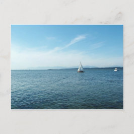 Meer und Segelboot unter blauem Himmel Postkarte