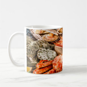 Meeresfrüchte-Kochplatte zum Abendessen am Meeresu Kaffeetasse
