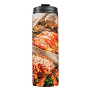 Meeresfrüchte-Kochplatte zum Abendessen am Meeresu Thermosbecher