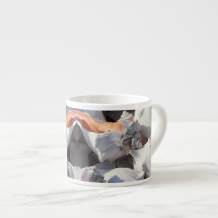 Meeresmuscheln in Sonnenlicht und Schatten Espressotasse