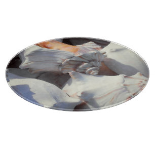 Meeresmuscheln in Sonnenlicht und Schatten Schneidebrett
