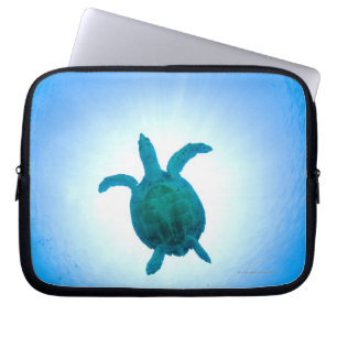 Meeresschildkröte, die underwater schwimmt laptopschutzhülle