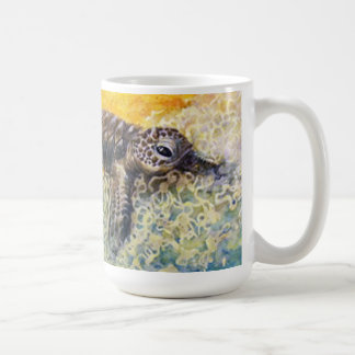 Meeresschildkröte Hatchling, der die Brandung Kaffeetasse