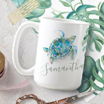 Meeresschildkröte Personalisiert Kaffeetasse<br><div class="desc">Fügen Sie Ihrem Zuhause einen tropischen Inselstil hinzu, indem mein personalisierter Beauty mit dem Thema "Strand" eine Kopie meiner handbemalten Aquarellschildkröte und Blätter mit Monstera-Palmen in Blau-, Grün- und Türkistönen enthält. Ihr Name ist Set in Handschrift geschriebene Schrift Typografie. Ein perfektes Geschenk für die Meeresfauna und -flora unter $25. Aquarellkunst...</div>