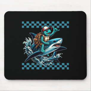 Meeresschildkröte reitet auf einem Hai zur Schule Mousepad