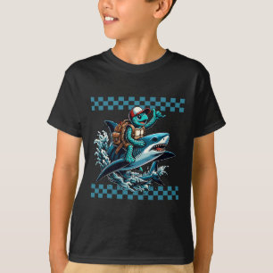 Meeresschildkröte reitet auf einem Hai zur Schule T-Shirt
