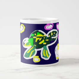Meeresschildkröte spielt Jumbo-Tasse