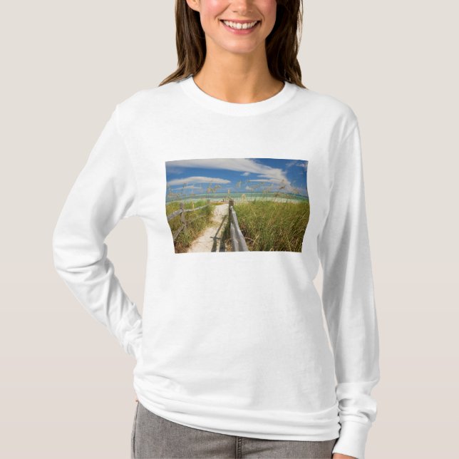 Meerestiere (Uniola paniculata), die am Strand ang T-Shirt (Vorderseite)
