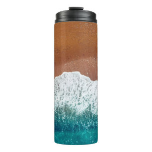 Meereswelle am Sandstrand, Aussicht auf den Hinter Thermosbecher