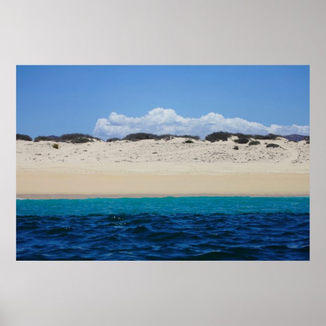Meereswellen am Sandstrand unter blauem Himmel Poster (Vorne)