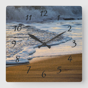 Meereswellen brechen beim Surfen auf Quadratische Wanduhr