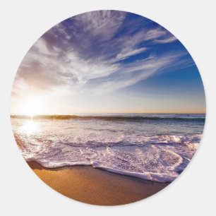 Meereswellen, die am Strand liegen Runder Aufkleber