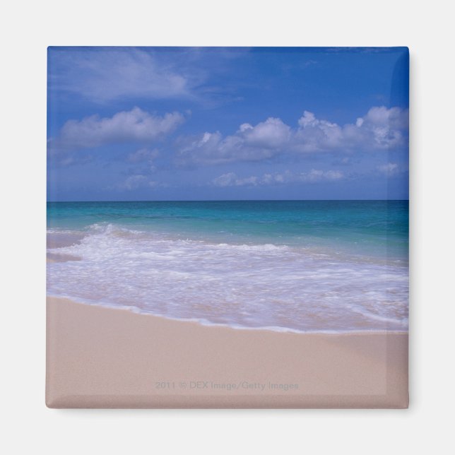 Meereswellen, die auf einen Sandstrand schmieden Magnet (Vorne)