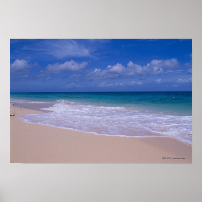 Meereswellen, die auf einen Sandstrand schmieden Poster (Vorne)