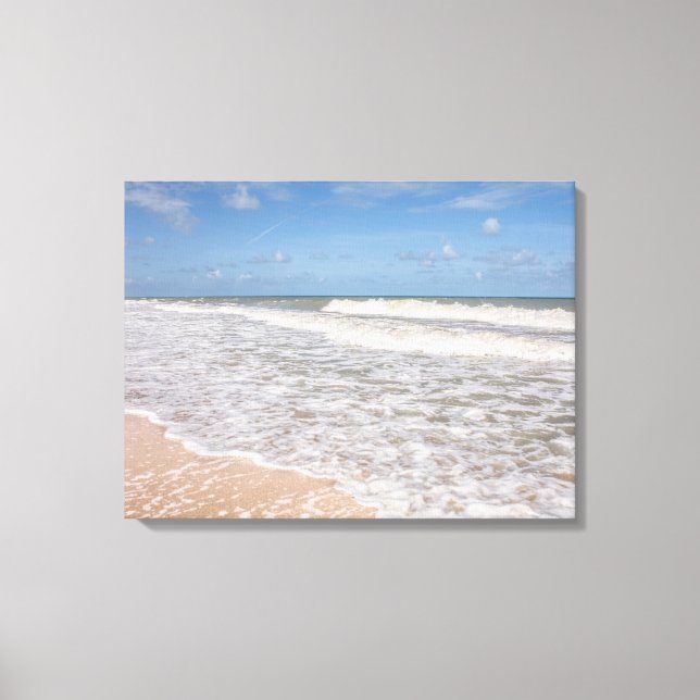 Meereswellen, die den Sand am Strand bedecken Leinwanddruck (Vorderseite)