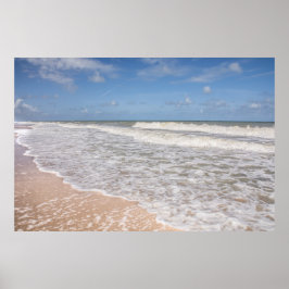 Meereswellen, die den Sand am Strand bedecken Poster
