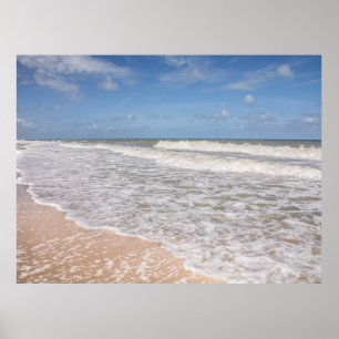 Meereswellen, die den Sand am Strand bedecken Poster