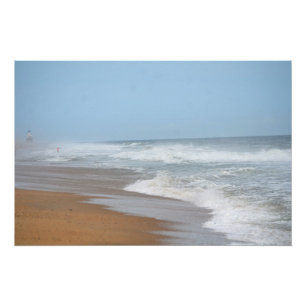 Meereswellen, die durch einen Leuchtturm am Strand Poster