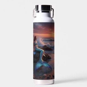 Meerjungfrau am Meer beim Sonnenaufgang Trinkflasche