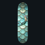 Meerjungfrau auf Meerjungfrau-Schwanz-Skala Skateboard<br><div class="desc">Hübsches Muster der Fischwaagen in Blau- und Grüntönen mit Marmeid.</div>