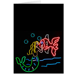 Meerjungfrau, die Fische im Neon küsst