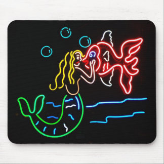 Meerjungfrau, die Fische im Neon küsst Mousepad