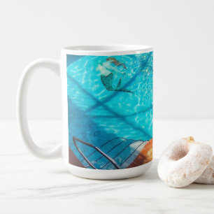 Meerjungfrau in einem Schwimmbad Kaffeetasse