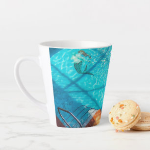 Meerjungfrau in einem Schwimmbad Milchtasse