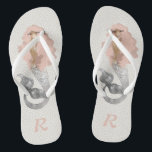 Meerjungfrau mit rosa Haar und Monogramm Flip Flops<br><div class="desc">Rufen Sie alle Meerjungfrauen! Dieses feminine Design zeichnet sich durch eine wunderschöne Meerjungfrau aus,  deren langwelliges,  rosa Haar über ein abstraktes,  neutrales Punktmuster schwebt. Personalisieren Sie mit Ihrem Monogramm für ein phantastisches Paar personalisierter Flip Flops. Diese machen großartige Bräunungsgeschenke für Strand oder Hochzeiten in Urlaubsort.</div>