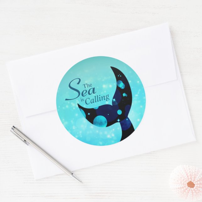 Meerjungfrau Schwanz Das Meer ruft Zitat Runder Aufkleber (Umschlag)