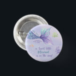 Meerjungfrau unter der Kinderdusche Button<br><div class="desc">"Eine süße kleine Meerjungfrau ist auf dem Weg",  "Unter dem Meer" Thema Mädchen Dusche Party. Die lila und blauen Aquarelltöne mit spielerischem Meerjungfrau-Schwanz,  Clownfisch und Korallen.</div>