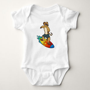 Meerkat als Surfer mit Surfboard Baby Strampler